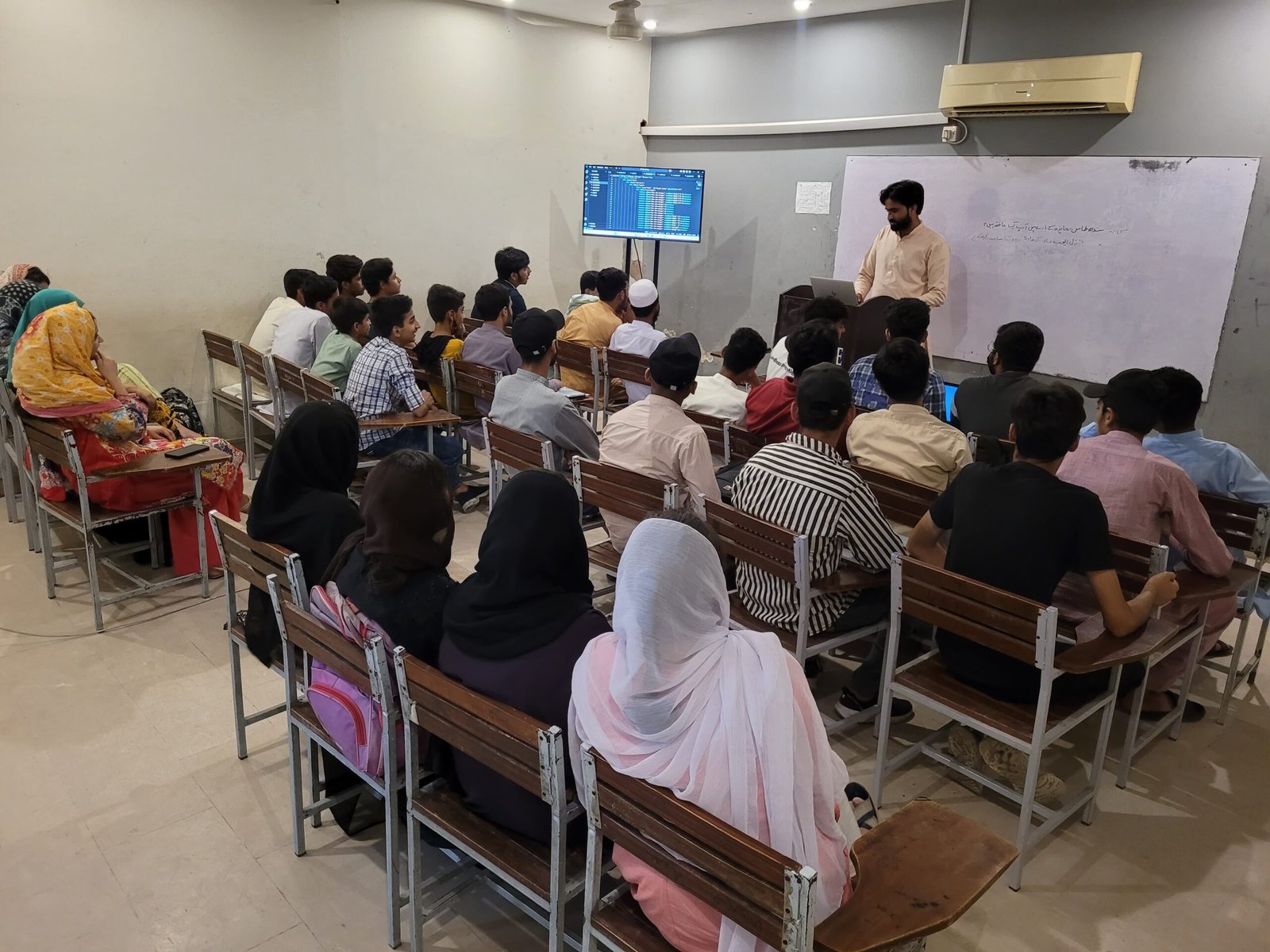 Faizan Institute Digital classroom environment